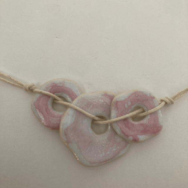 Collier « octobre rose »