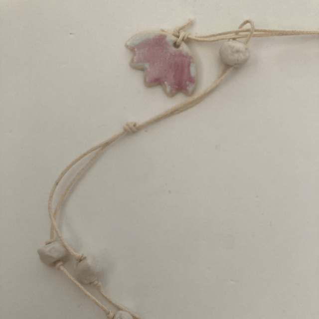 Collier « octobre rose »
