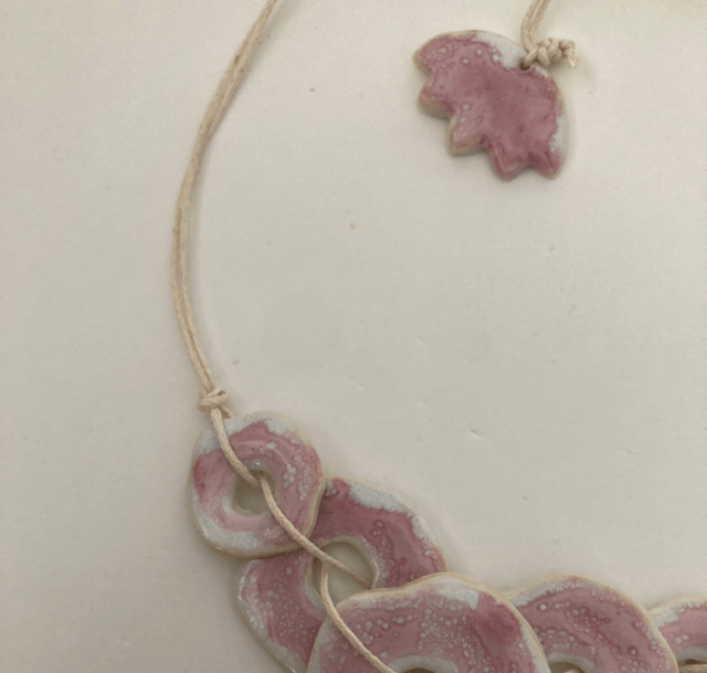 Collier « octobre rose »