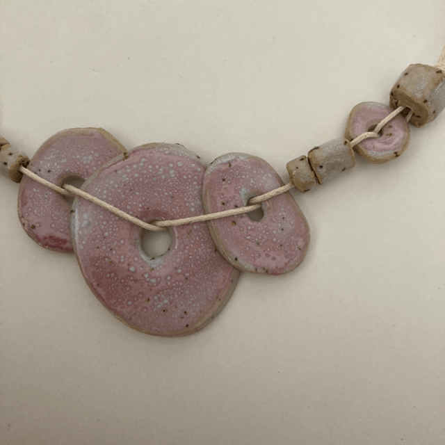 Collier « octobre rose »