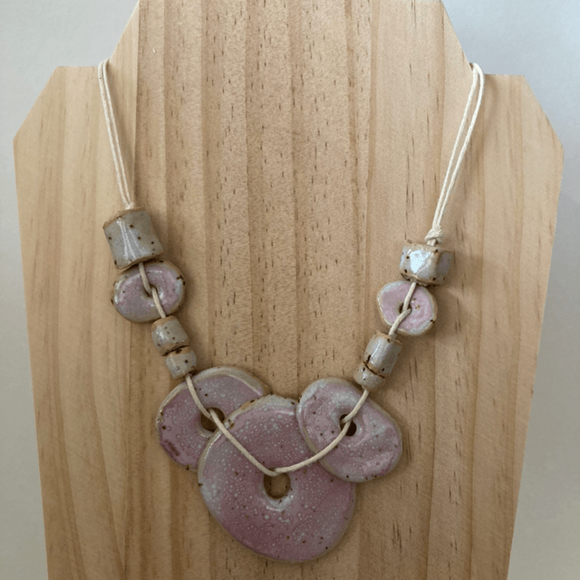 Collier « octobre rose »
