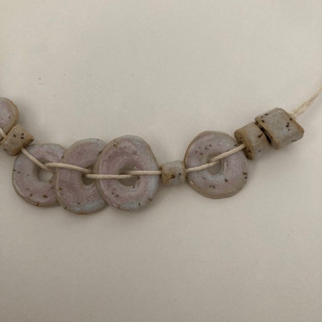 Collier « octobre rose »