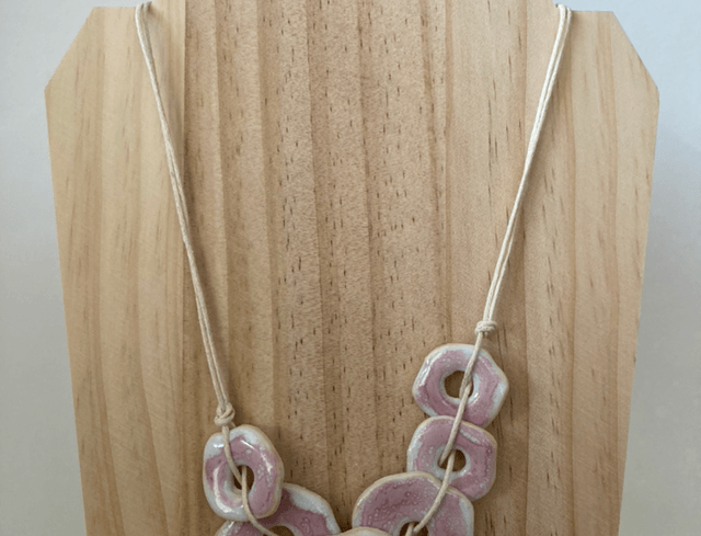 Collier « octobre rose »