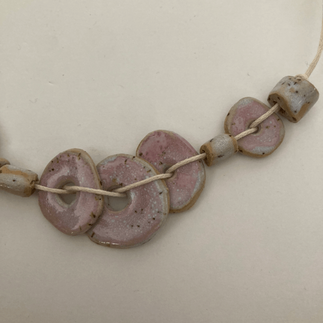 Collier « octobre rose »