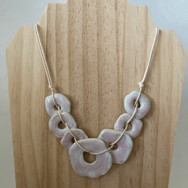 Collier « octobre rose »