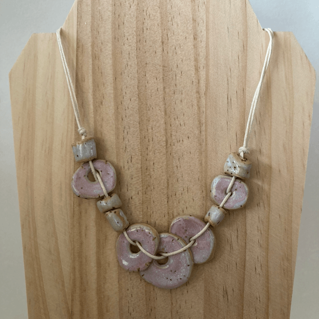 Collier « octobre rose »