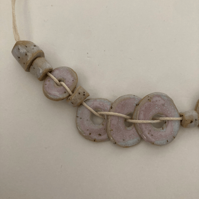Collier « octobre rose »