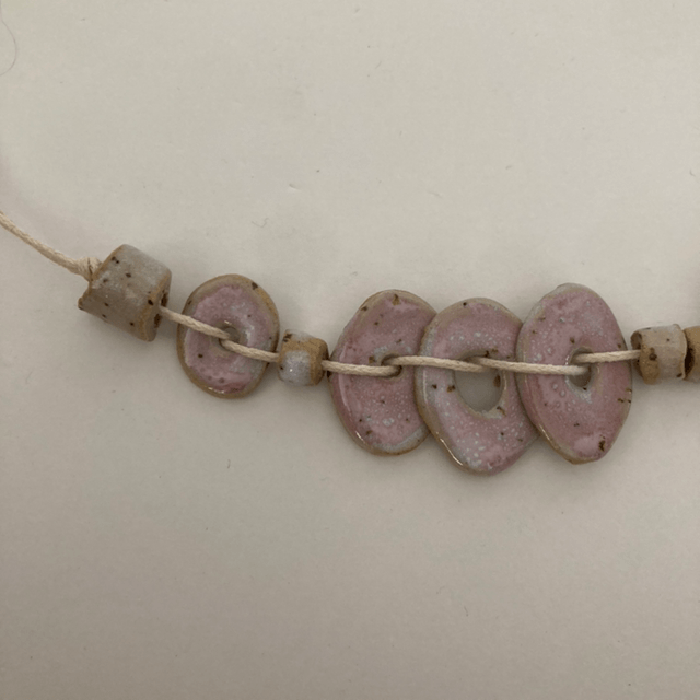 Collier « octobre rose »