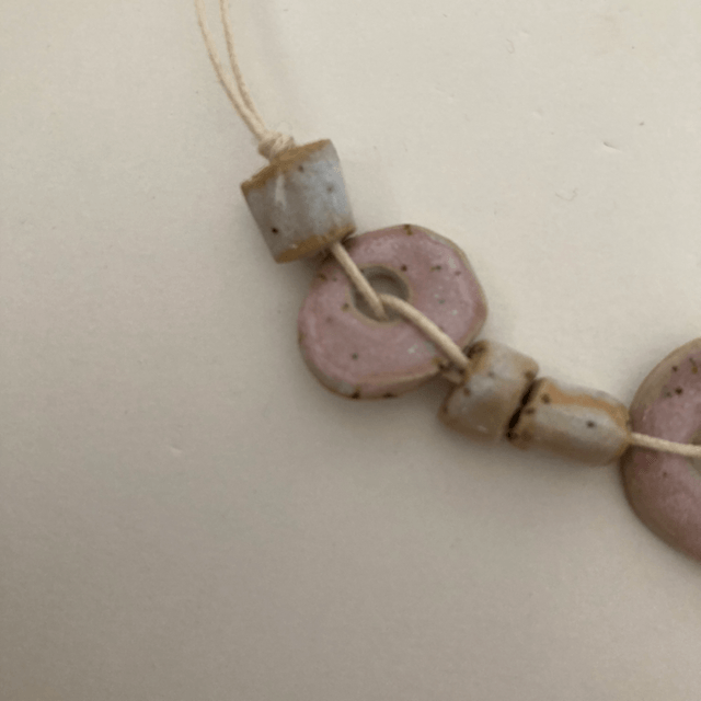 Collier « octobre rose »