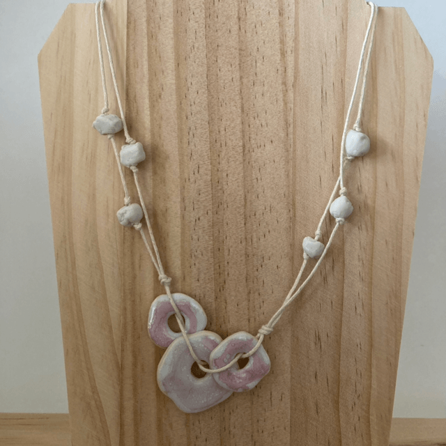 Collier « octobre rose »