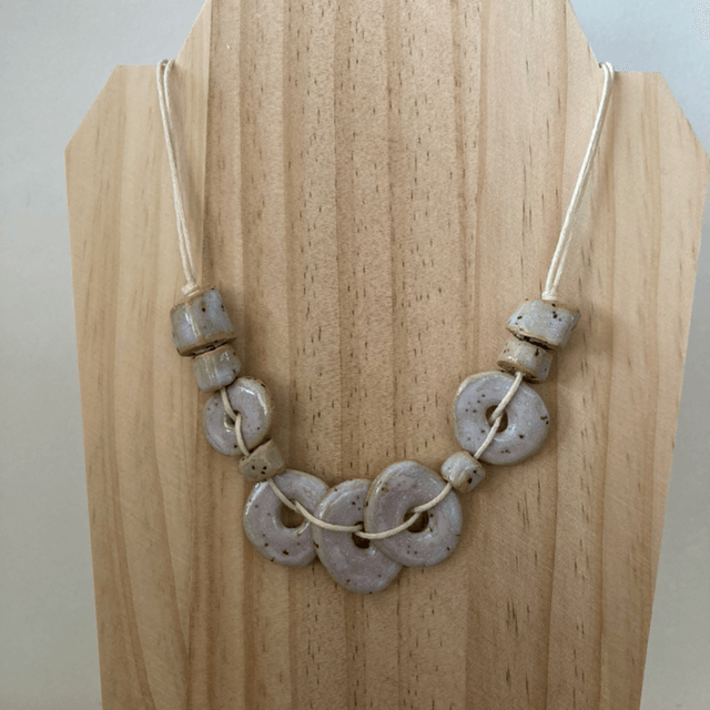 Collier « octobre rose »