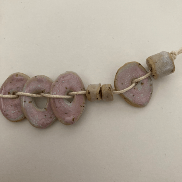 Collier « octobre rose »
