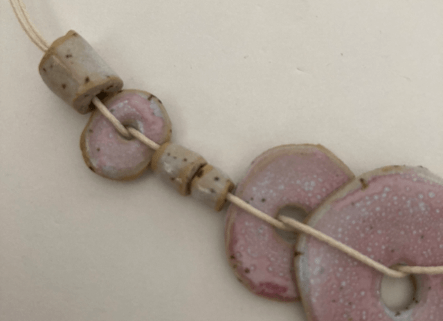 Collier « octobre rose »