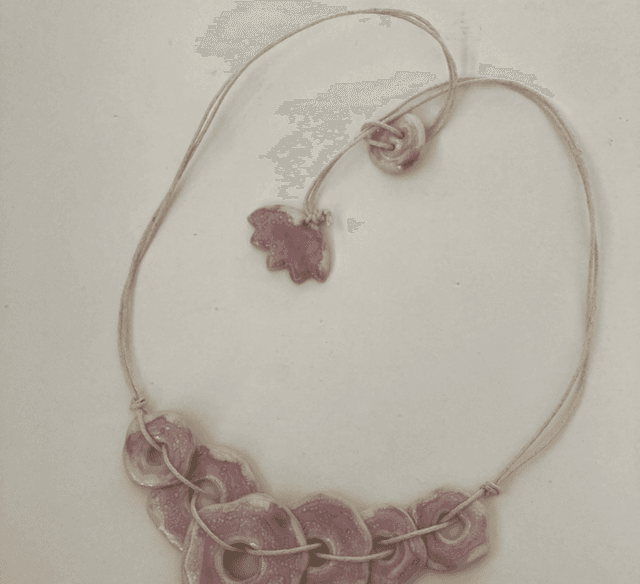 Collier « octobre rose »